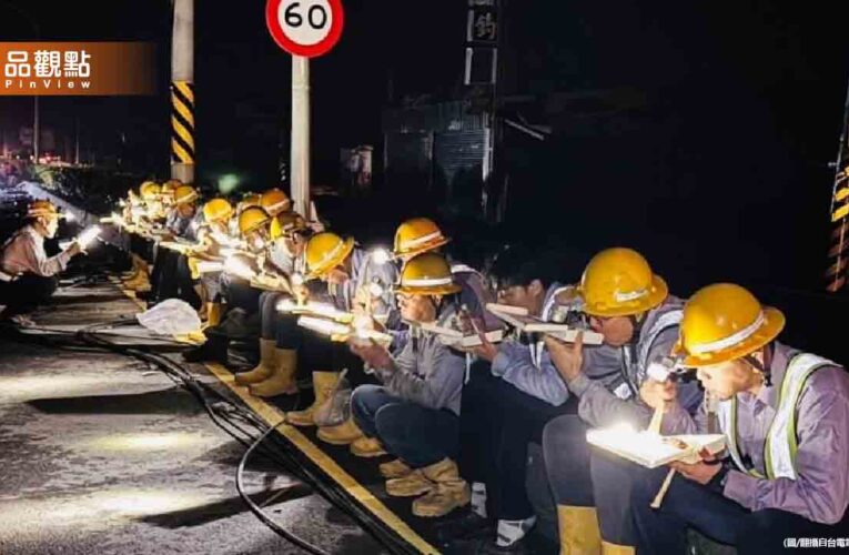 台電人員忙搶修！摸黑坐路邊吃便當　10萬人感動按讚