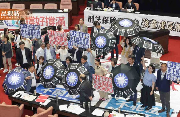 修法排隊變混戰！綠白互撕海報、推擠爆粗口