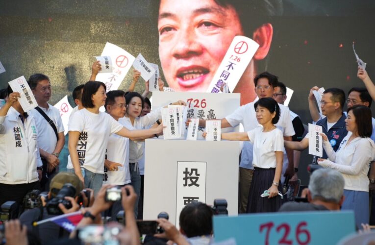 藍白合體2萬人怒吼！7/26不同意罷免護民主