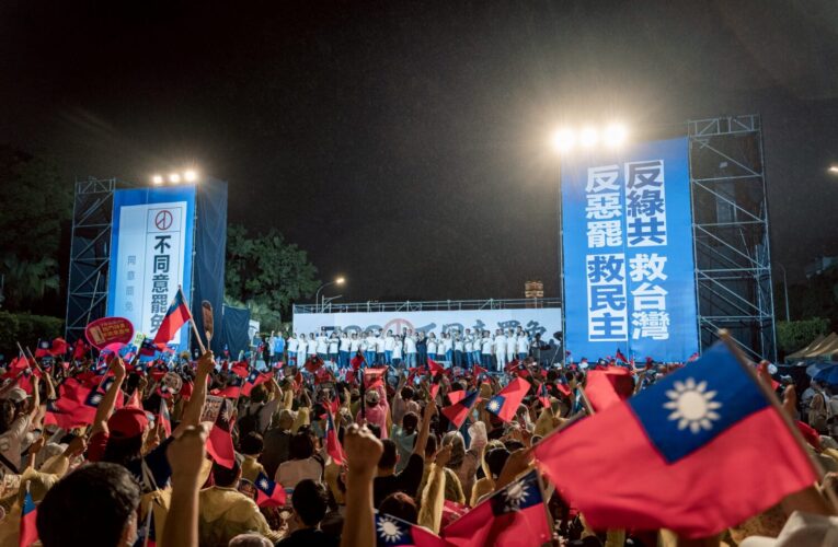 罷免投票倒數！凱道藍營選前之夜雨中湧10萬人力挺
