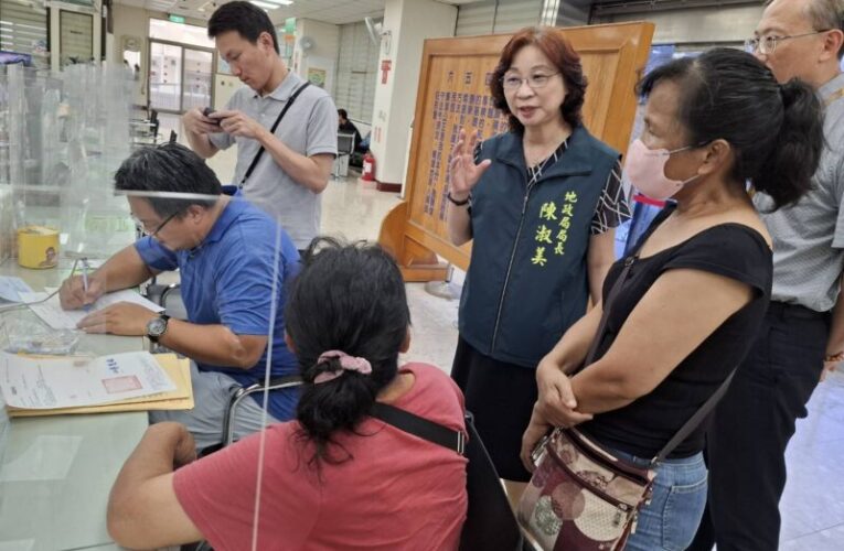 視察相關地所   地政局長陳淑美關心農損戶申請地籍謄本情形
