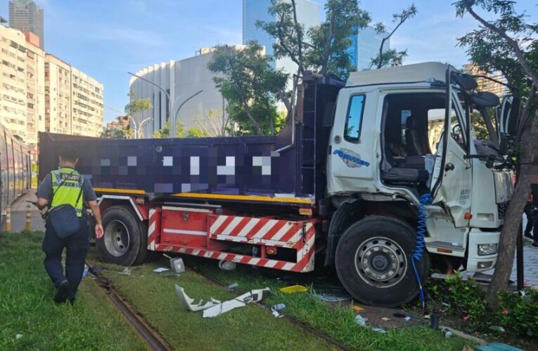 海邊路與英雄路口 大貨車撞輕軌