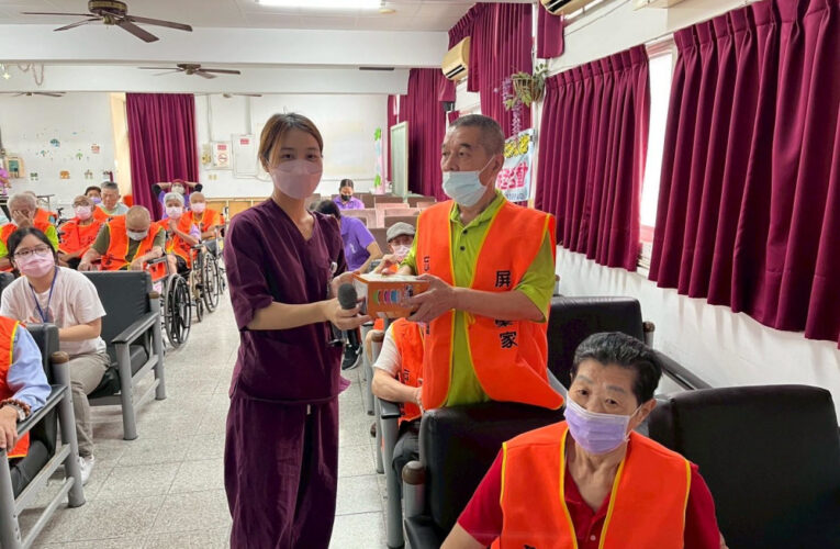 屏東榮家健康宣導 住民聽懷舊老歌看感人微電影