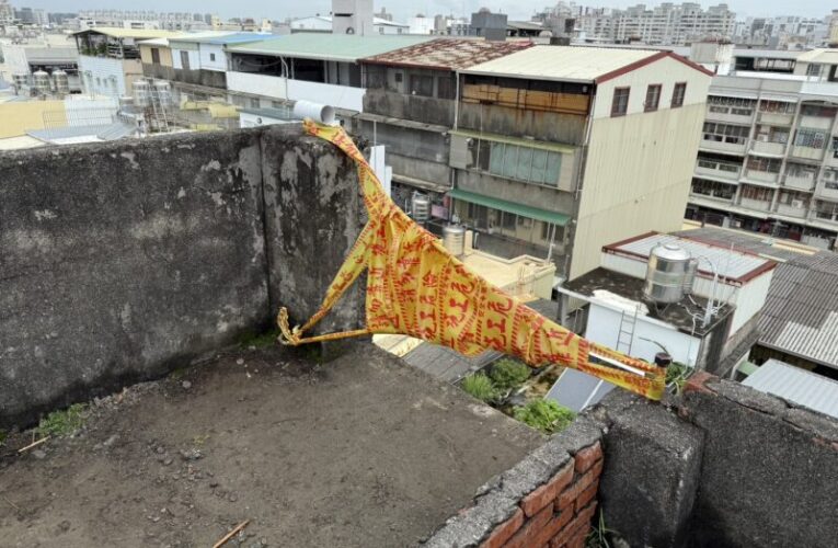公寓頂樓平台違建老舊女兒牆剝落 高市違建大隊立即拆除