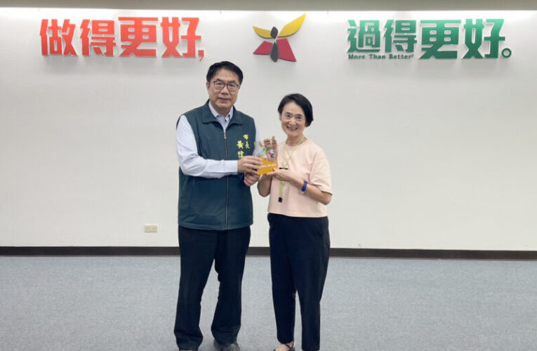 黃偉哲表揚防詐大使譚艾珍及南市刑大查獲非法槍彈有功