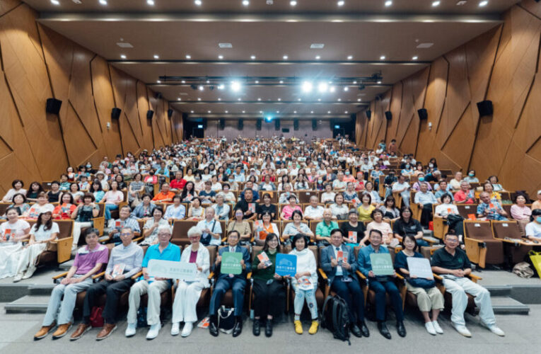 作家高愛倫贈予高市圖61間圖書館新書《親密搶奪，誰在拿走你的錢？》