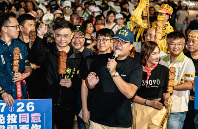 高雄百工百業齊聲挺罷免 「點亮台灣之夜」今晚中央公園登場
