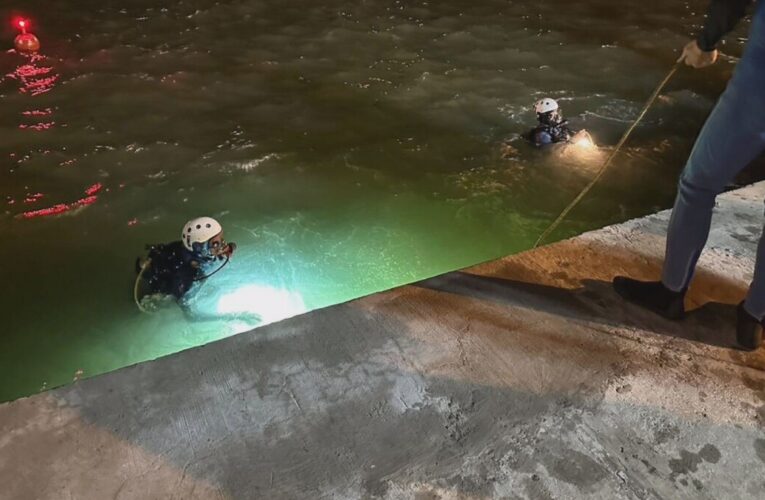 高雄港驚傳休旅車衝落海 警消緊急搜救 車輛人員生死未卜