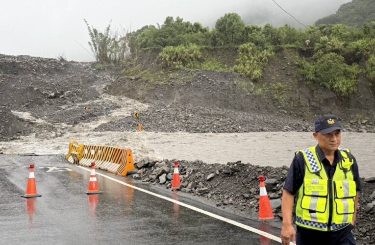 高市六龜警協助協助居民家園復原 復興河床涵管便道遭大雨沖毀 呼籲用路人遵守現場管制