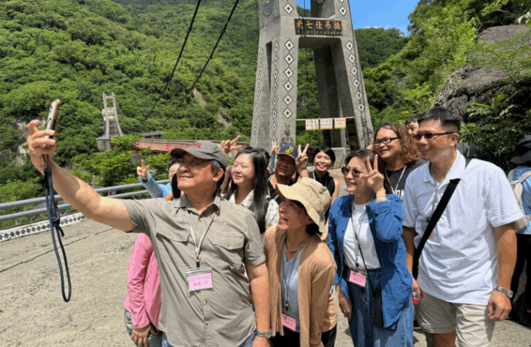 高雄大學落實全民原教政策  陳啓仁校長率隊探訪排灣族文化傳承地