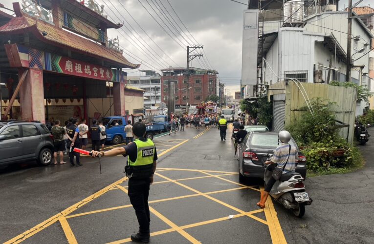 山城關帝會遶境登場 東勢警冒雨維安疏導 確保活動圓滿
