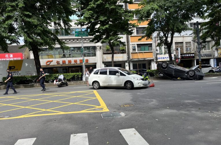 台中中清路翻車事故 幸無人重傷　警方提醒：路口轉彎務必注意來車