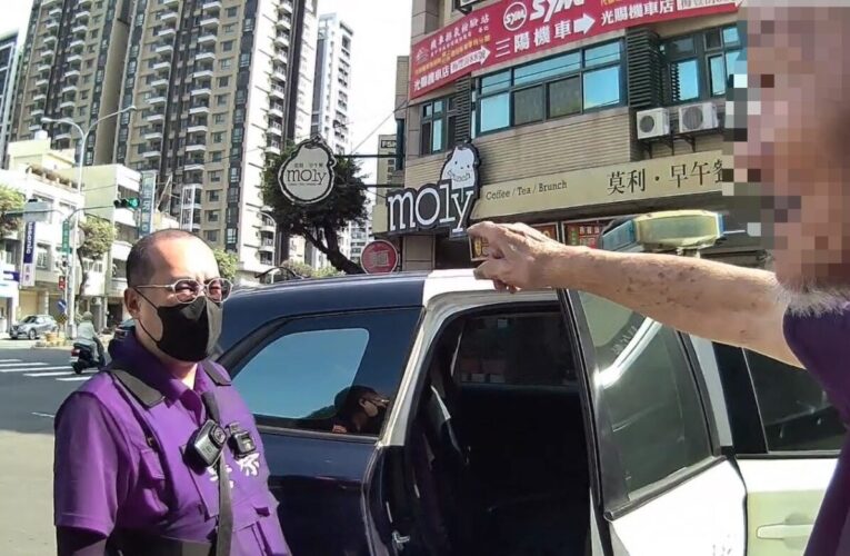 八旬失智翁街頭迷途 暖警化身人肉導航助返家