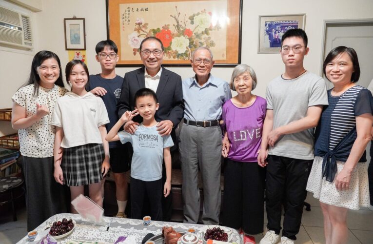 新北模範父親代表陳和國　保家衛國曾獲勳章　侯友宜親往道賀