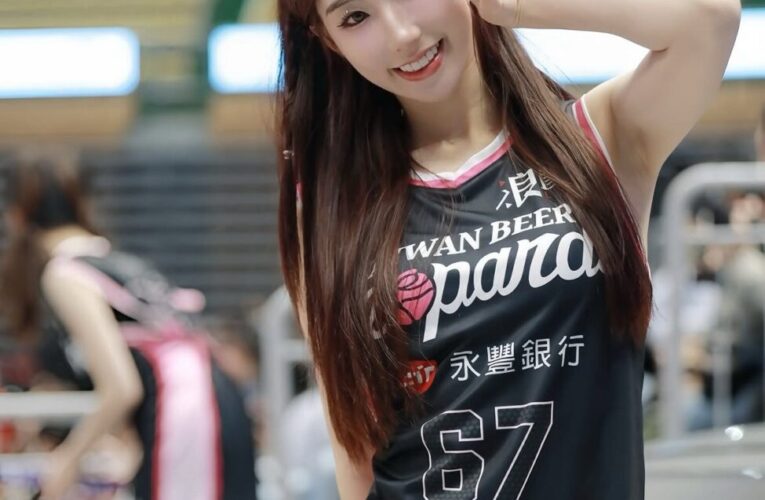 電豹女Nia裙子沒扣好　全場看光光