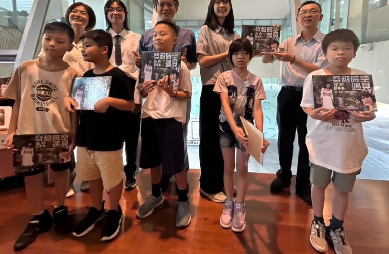 杉林區新庄國小偏鄉學童與模範父親獻書高市圖，展現回饋社會實踐力