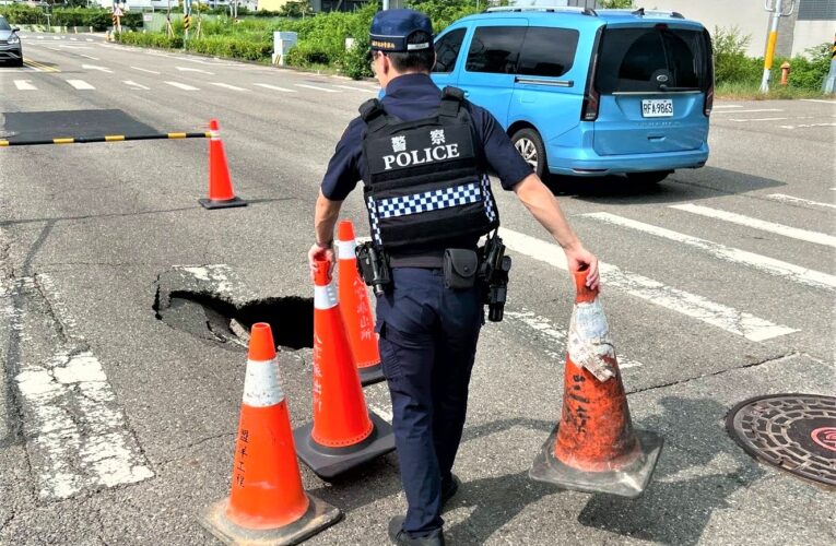 路面突現坑洞　八掌警迅速管制確保安全 