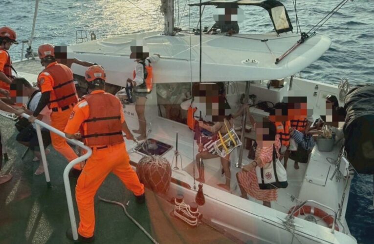 遊艇小琉球海域故障 高雄海巡緊急救援17名遊客脫困