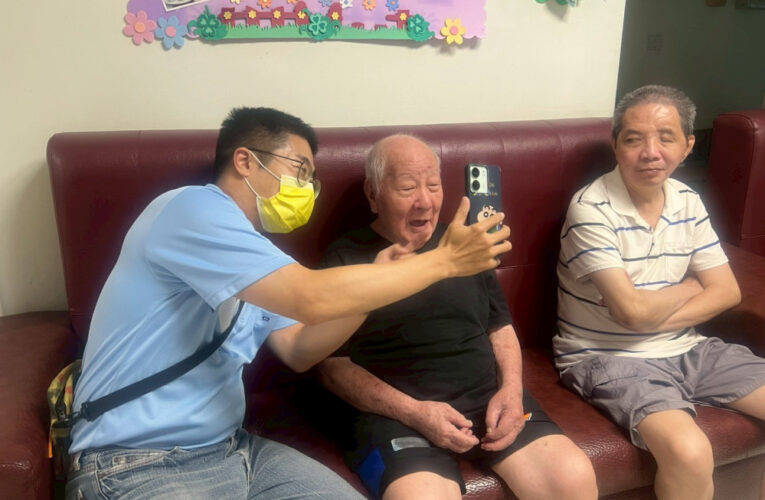 佳里榮家父親節助遠途家屬視訊 紓解親屬思念情懷