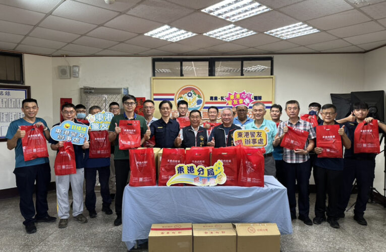 東港警友會贈禮盒  父親節前致敬執勤警察同仁