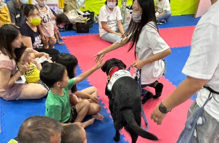 治療犬「鐵哥」與 「檸檬」 助孩童探索自我療育成長