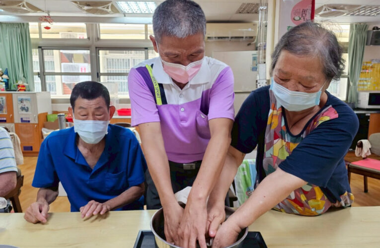 彰化榮家日照中心長輩手搓愛玉 享受夏日清涼好滋味