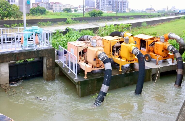 黃偉哲視察安定下洲子抽水站 今晨已逐步退水