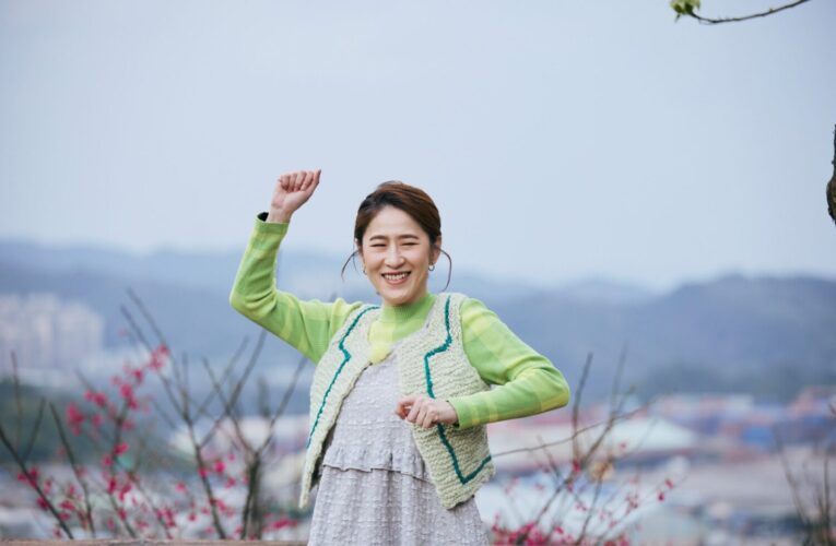 曾寶儀帶「戲劇圈的大秘寶」回家！百白返鄉基隆分享溫暖又爆笑的成長記憶