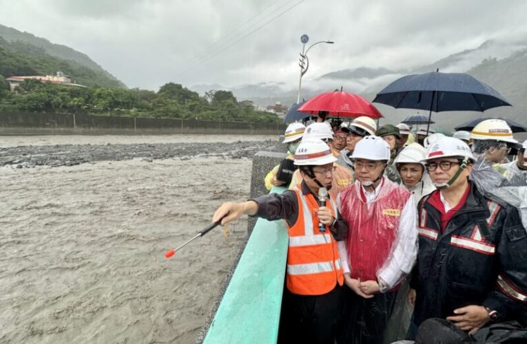 陳其邁陪同行政院長視察六龜山區 盼0728豪雨納入丹娜絲颱風特別條例