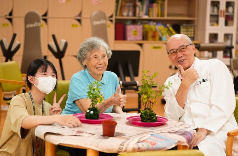 大學生伴爺奶做水苔球　聖功日照中心變身植物園