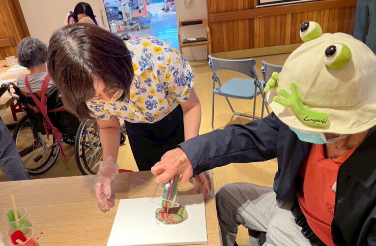 民生醫院攜手萬海慈善基金會　 引導長輩與受虐兒少體驗流動畫創作玩顏料
