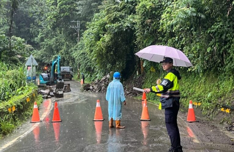 連日山區大雨大雪山林道邊坡土石坍方 東勢警現場警戒通報搶通道路
