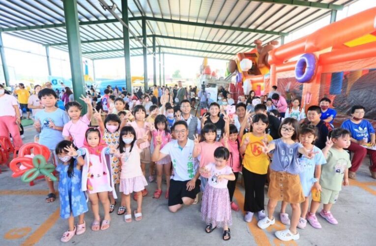 張耀中林園夜市舉辦水陸氣墊樂園現場充滿歡笑聲 允諾當選後將爭取地方特色遊戲場