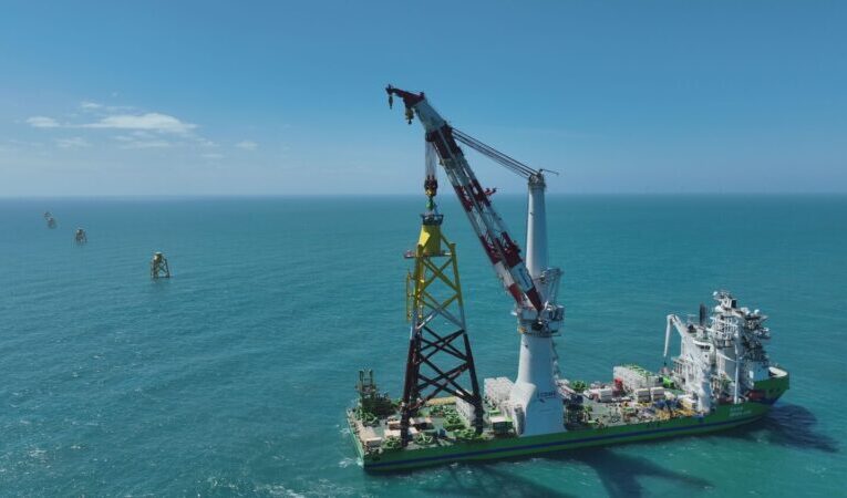 台船環海提前達成海龍風場73座水下基礎安裝