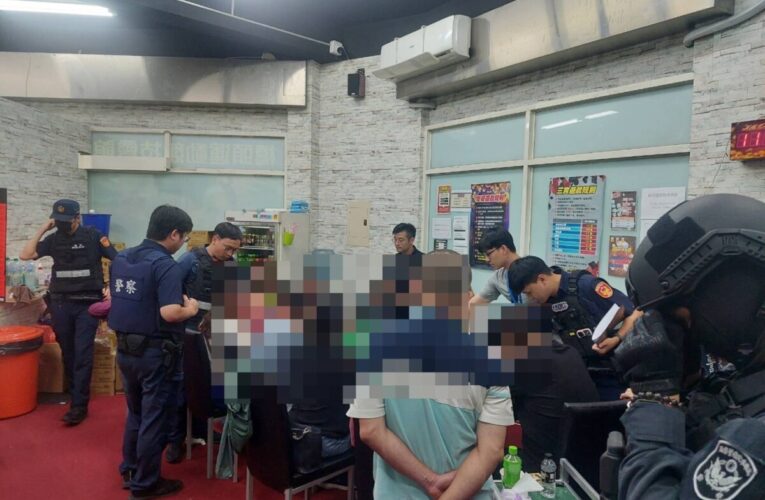 「百家樂桌遊店」暗藏職業賭場 美女荷官陪下注 岡警執行查緝逮19人