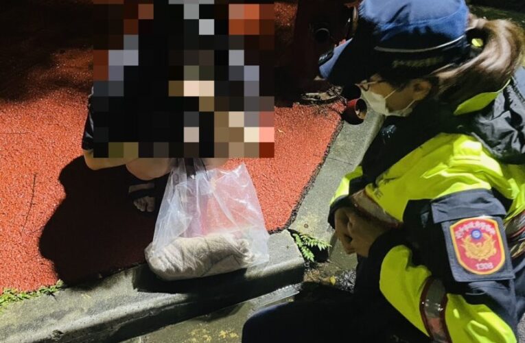 雨夜溫情守候　女警蹲地安撫哭泣女子　助解情緒低谷