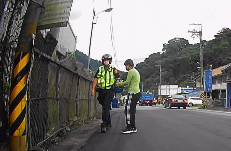 女乘客下錯站陷困境 和平警騎機車暖心送返家