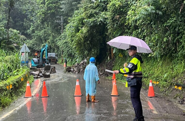 山區連日大雨邊坡土石坍方 東勢警迅速警戒通報助搶通道路