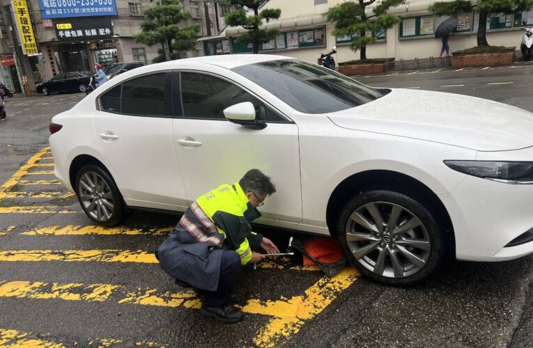 東勢另類出勤秀技能 警成功排除民眾行車危機