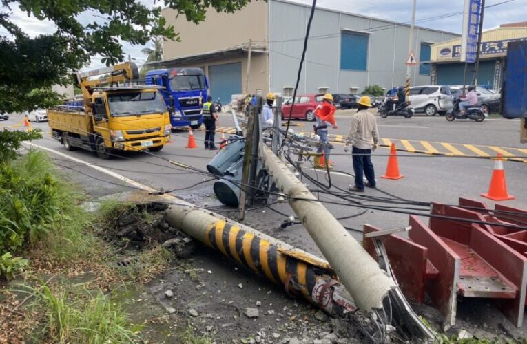 貨車貨物掉落撞倒電桿　岡山警迅速排除事故
