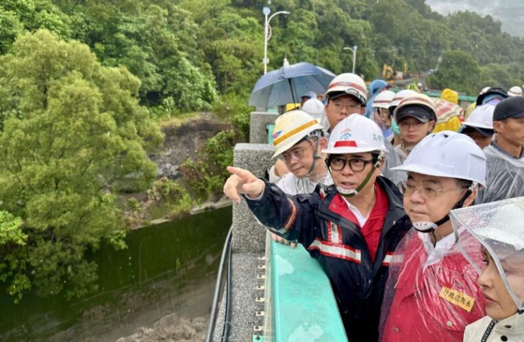 陪同卓揆視察六龜山區  陳其邁籲請中央援助重建
