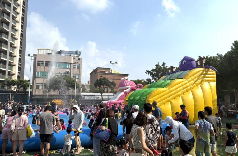 大雅學府商圈「麥陶假復古二手市集」結合玩水節　親子同樂人潮爆滿