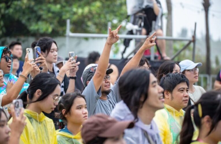 「恆春熱SSR」音樂祭首日大批觀眾風雨無阻  亞洲天王周湯豪壓軸 樂迷湧入墾丁嗨翻天