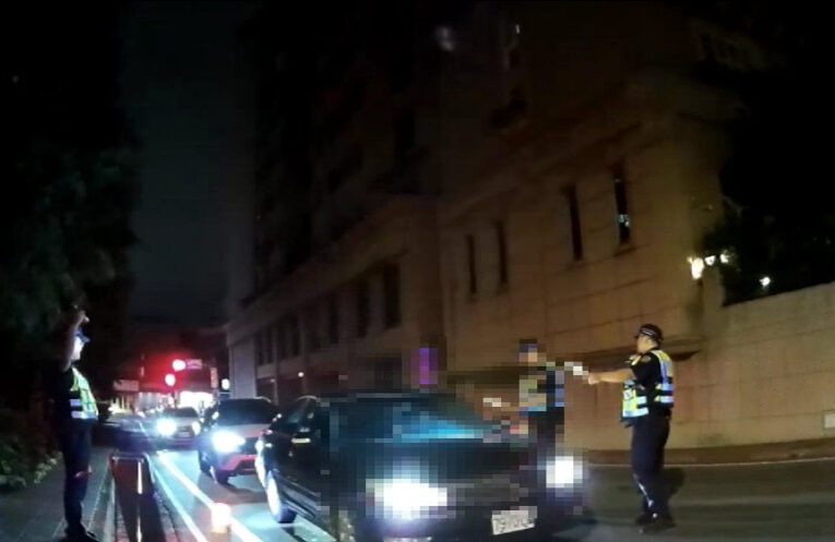 毒犯酒駕拒檢衝撞臨檢站 桃園警急追16分鐘逮人