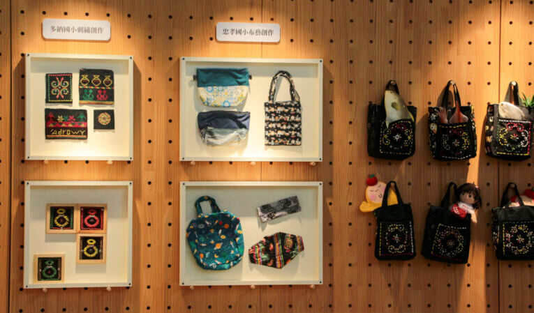 高史博《繡布上的歷史微型展》探索原漢刺繡文化