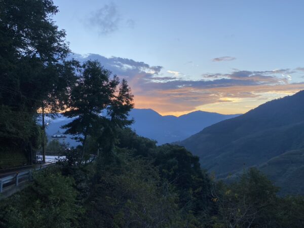 拉拉山星樂園兩天一夜小旅行：白天走古道、夜晚數銀河、隔天爬上樹梢看山景