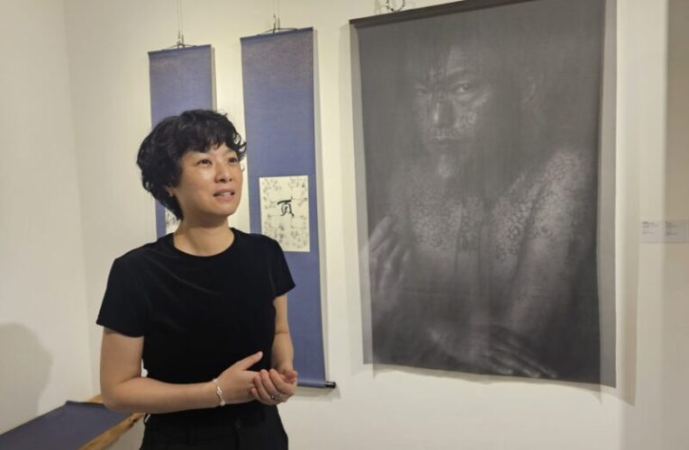 文字落在肌膚，生命化作詩篇，《字》人體書法攝影展挑戰觀眾對藝術、身體與文化的想像