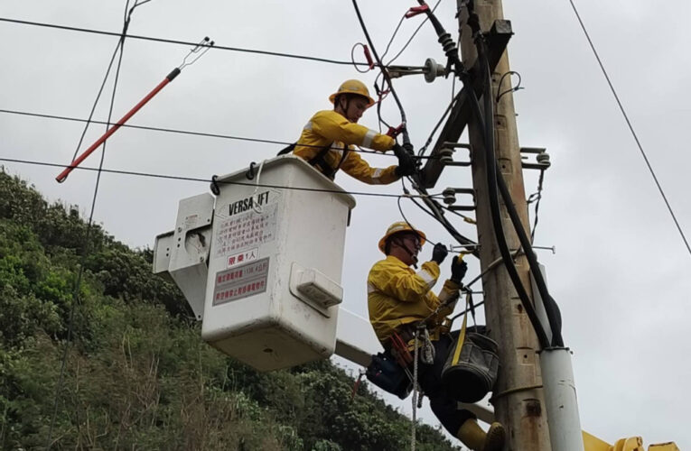 樺加沙侵襲後    台電搶修人員冒雨搶修力拼今晚點亮每盞燈火