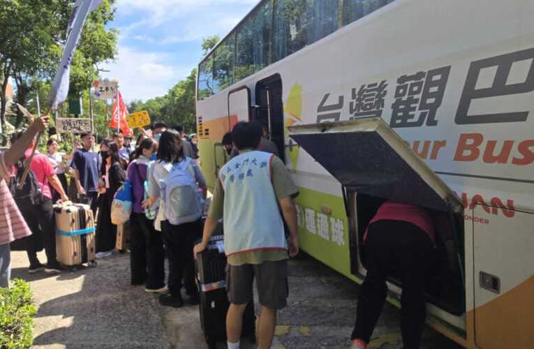 開學了！金大派大金小金吉祥物機場迎新生