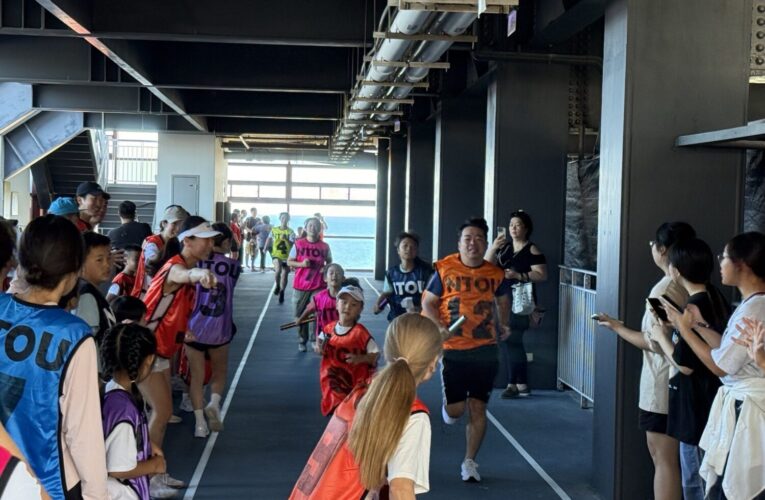 氣球一起扛、毛毛蟲一起騎！陸上家庭迷你馬拉松嗨翻海大體育館